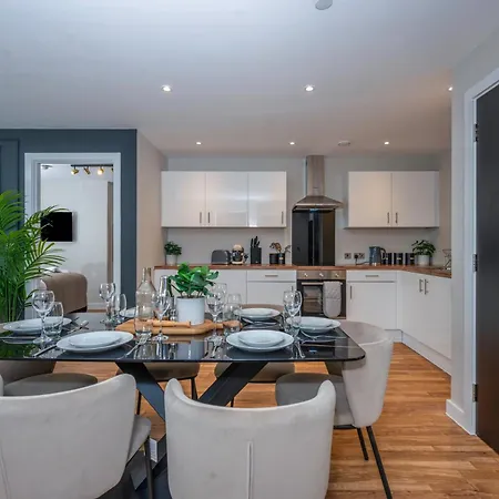 Luxury Waterfront 2br - Free Gym Access & Parking Apartment