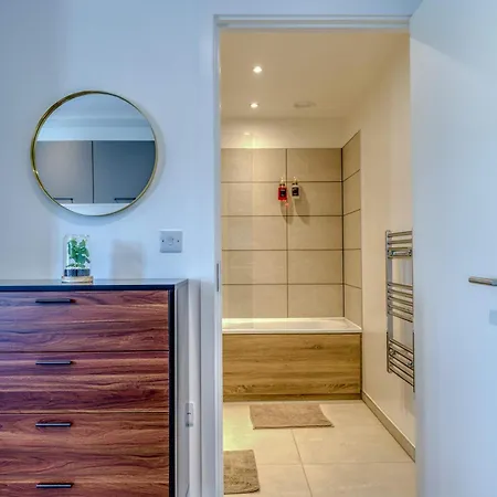 City View - Free Parking -Near Salford Royal - Sleeps 3 Apartamento