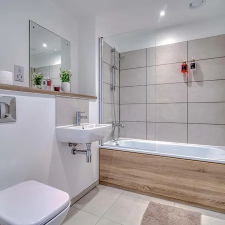 City View - Free Parking -Near Salford Royal - Sleeps 3 *