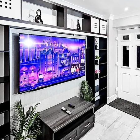 Апартаменты Deluxe 4-bed Near Etihad & C0-0p Arena, Parking X 2 Cars Or Vans, Sleeps 9 *