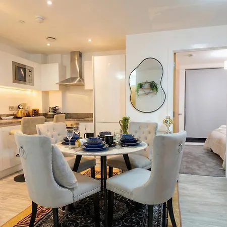 Modern Two Bedroom For Five With On-site Parking In Salford * Mánchester