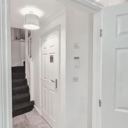 Deluxe 4-bed Near Etihad & C0-0p Arena, Parking X 2 Cars Or Vans, Sleeps 9 *