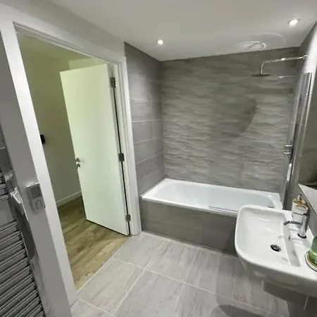 Modern 1-bed Penthouse Steps From Old Trafford * 맨체스터