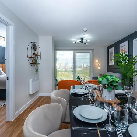 Luxury Waterfront 2br - Free Gym Access & Parking Apartment