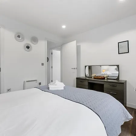 Waterfront Panorama - 2br + Balcony, Near Stadium Apartment Manchester