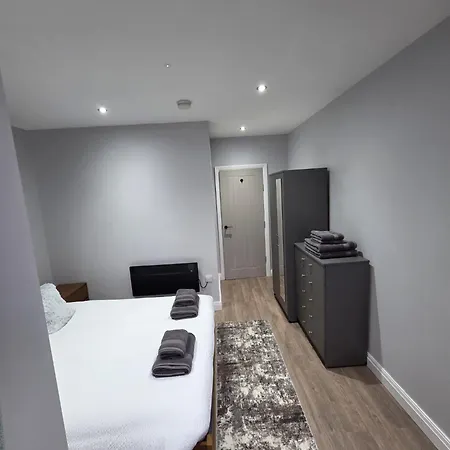 Easy Access To Airport &city Centre *