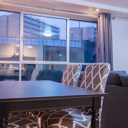 Whole Two Bed, One Bedroom With Riverside View - Secure Parking - Close To Centre And Old Trafford Apartment *