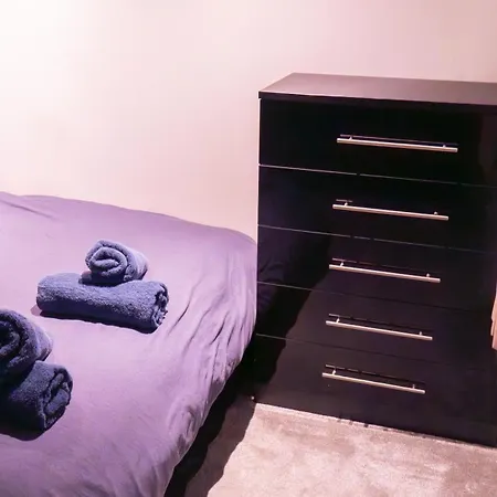 Whole Two Bed, One Bedroom With Riverside View - Secure Parking - Close To Centre And Old Trafford