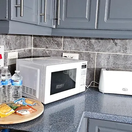 Апартаменты Deluxe 4-bed Near Etihad & C0-0p Arena, Parking X 2 Cars Or Vans, Sleeps 9