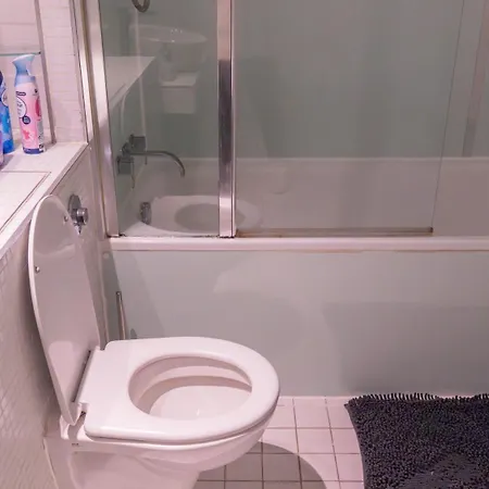 Whole Two Bed, One Bedroom With Riverside View - Secure Parking - Close To Centre And Old Trafford