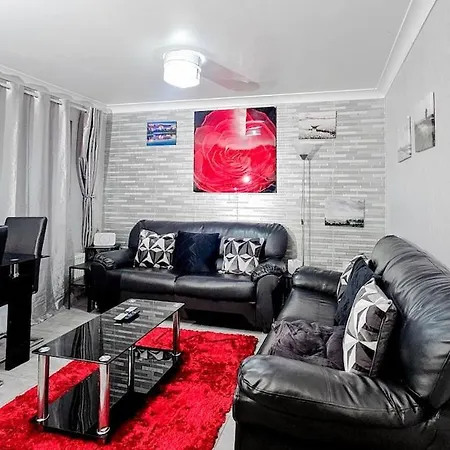 Апартаменты Deluxe 4-bed Near Etihad & C0-0p Arena, Parking X 2 Cars Or Vans, Sleeps 9