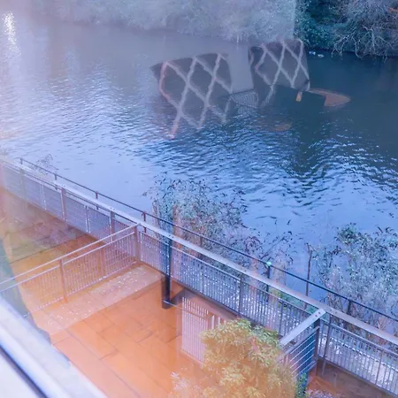 Apartment Whole Two Bed, One Bedroom With Riverside View - Secure Parking - Close To Centre And Old Trafford Manchester