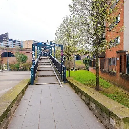 Stylish 2 Bedroom, 2 Bathroom With Free Parking *