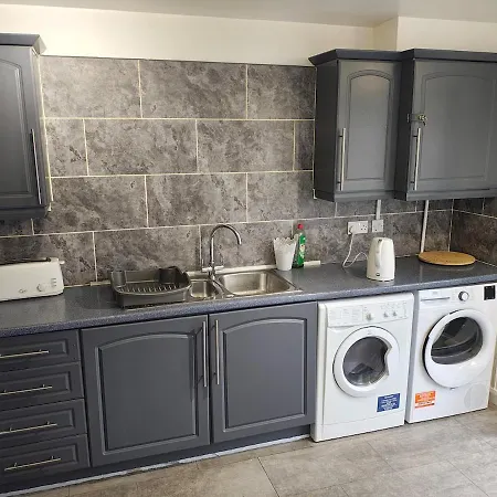Daire Deluxe 4-bed Near Etihad Stadium & C0-0p Arena, Sleeps 9 *