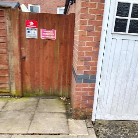 Deluxe 4-bed Near Etihad & C0-0p Arena, Parking X 2 Cars Or Vans, Sleeps 9