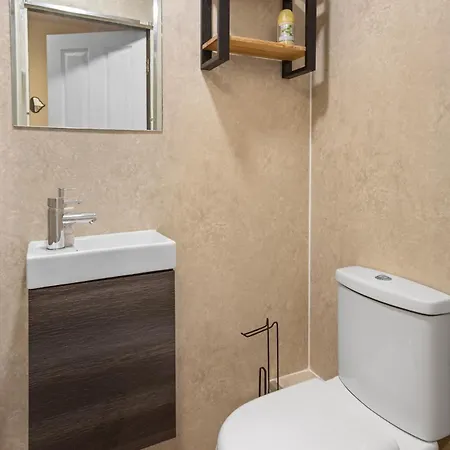 Modern 4 Bedroom House For 9 Guests With Free Parking By The Cosy Corner Nationwide Apartament *