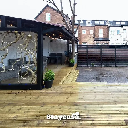 Spacious 6-bed With Large Patio And Free Parking Prázdninový dům *