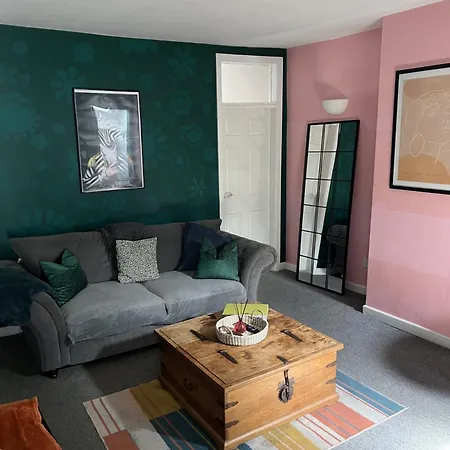 The Hive 2-bed With Kitchen And Private Bathroom In Lively Monton Village - Sleeps 4 - Free Wifi - Parking Nearby