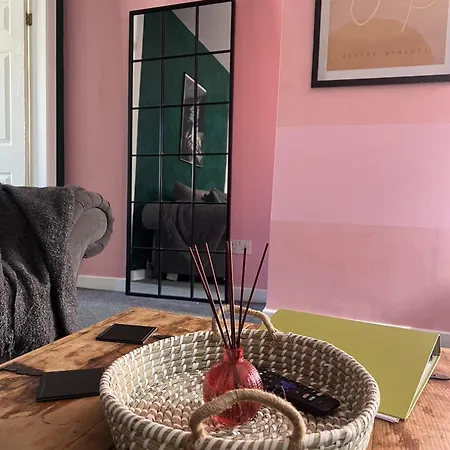 The Hive 2-bed With Kitchen And Private Bathroom In Lively Monton Village - Sleeps 4 - Free Wifi - Parking Nearby Манчестер