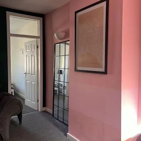 The Hive 2-bed With Kitchen And Private Bathroom In Lively Monton Village - Sleeps 4 - Free Wifi - Parking Nearby *