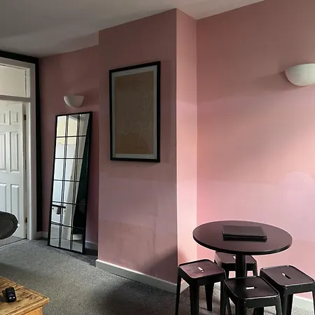 아파트 The Hive 2-bed With Kitchen And Private Bathroom In Lively Monton Village - Sleeps 4 - Free Wifi - Parking Nearby *