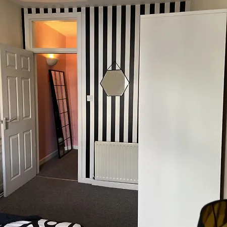 The Hive 2-bed With Kitchen And Private Bathroom In Lively Monton Village - Sleeps 4 - Free Wifi - Parking Nearby * 맨체스터