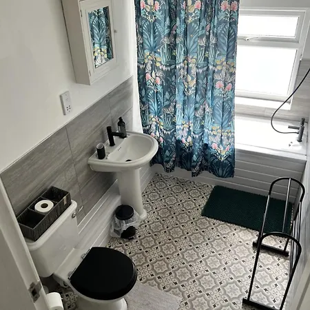 The Hive 2-bed With Kitchen And Private Bathroom In Lively Monton Village - Sleeps 4 - Free Wifi - Parking Nearby 아파트 맨체스터