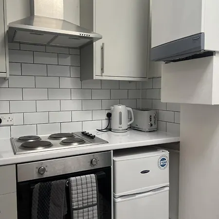아파트 The Hive 2-bed With Kitchen And Private Bathroom In Lively Monton Village - Sleeps 4 - Free Wifi - Parking Nearby