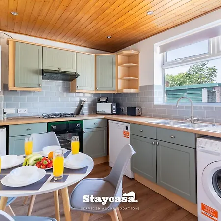 Prázdninový dům 3-bedroom House W Free Parking, Near Man Airport!