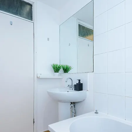 Holiday home Stylish - 5g Wifi - Free Off-road Parking - Sleeps 6 *