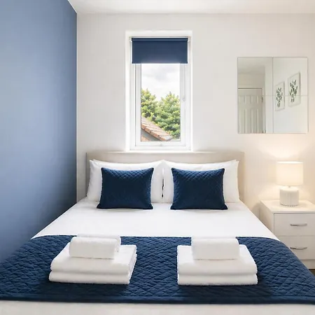 Modern 2 Bedroom House With Parking
