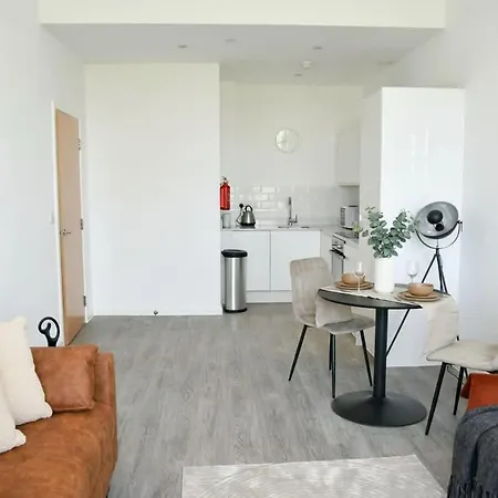 Spacious 1 Bed Near Etihad Apartment