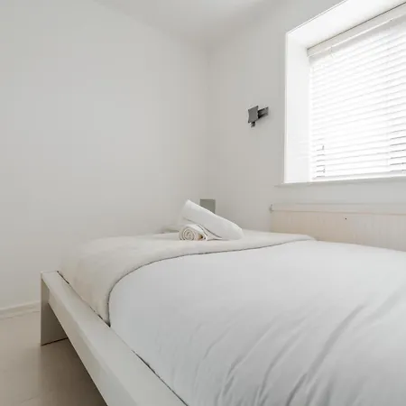 Modern Centre 3bd - Fire Pit - Free Parking Hébergement de vacances *
