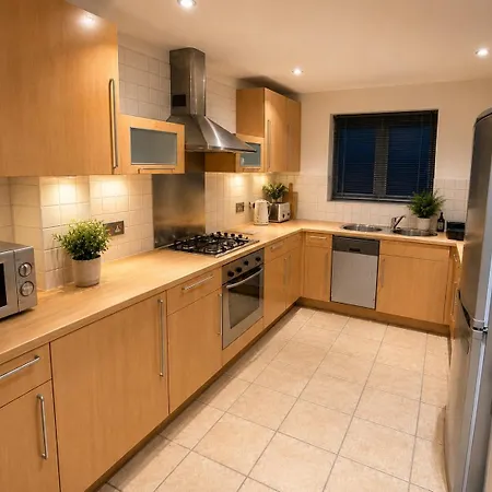 Large 5-bed Centre Townhouse With Secure Parking בית נופש