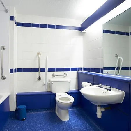 Отель Travelodge Кру