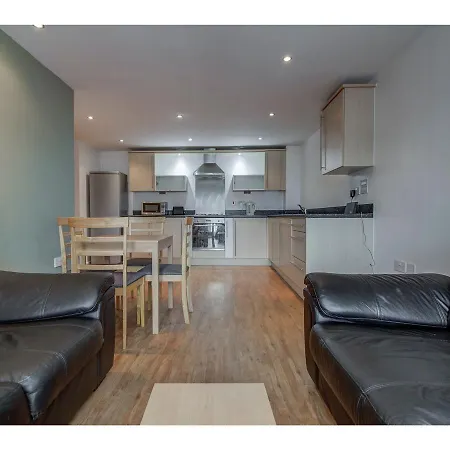 Bright & Modern 2-bedroom Flat - Sleeps 4 Apartment