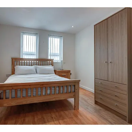Bright & Modern 2-bedroom Flat - Sleeps 4 Apartment