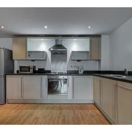 Bright & Modern 2-bedroom Flat - Sleeps 4 Apartment *