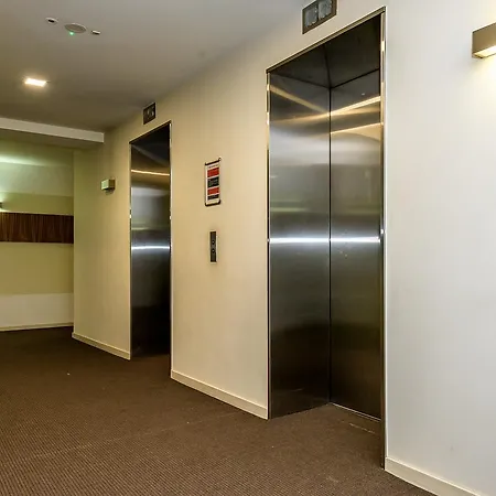 Approved Serviced Skyline Apartment *
