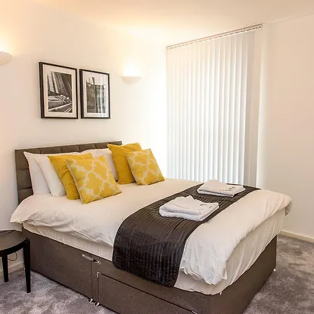 Approved Serviced Skyline Apartment *