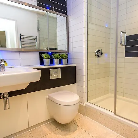 Approved Serviced Skyline Apartment *