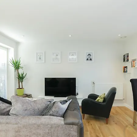 Boutique Chic And Terraced Waterside