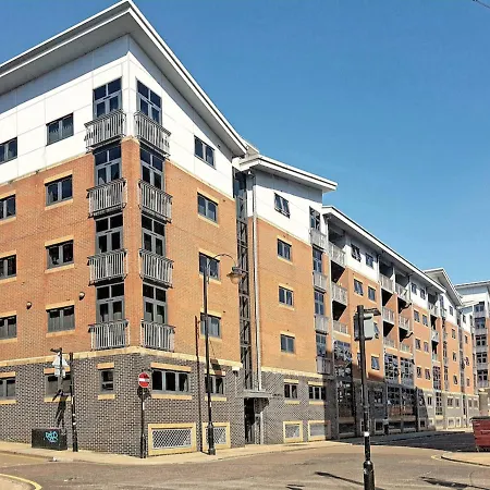Modern, Spacious 1br Central Flat For 2 *