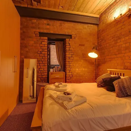 Beautiful 2 Bedroom Converted Industrial Mill Апартаменты