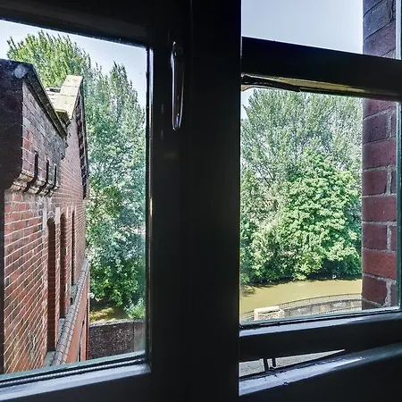 Апартаменты Beautiful 2 Bedroom Converted Industrial Mill
