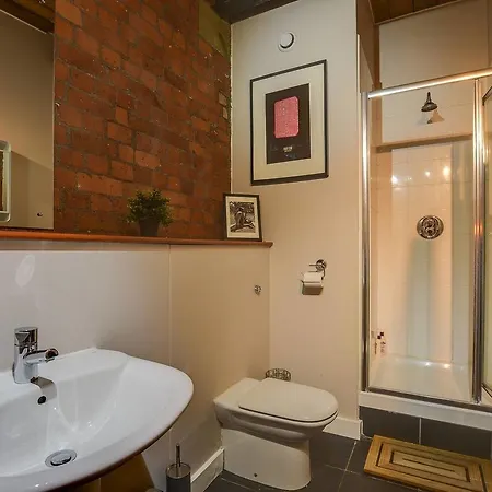 Beautiful 2 Bedroom Converted Industrial Mill * Манчестер