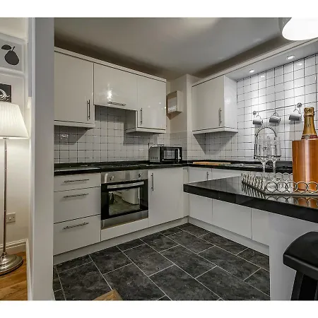 Gorgeous And Modern, Central Apt For 6 *