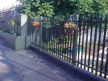 Hendham House בית הארחה 2*