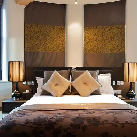 Roomzzz Aparthotel 4*