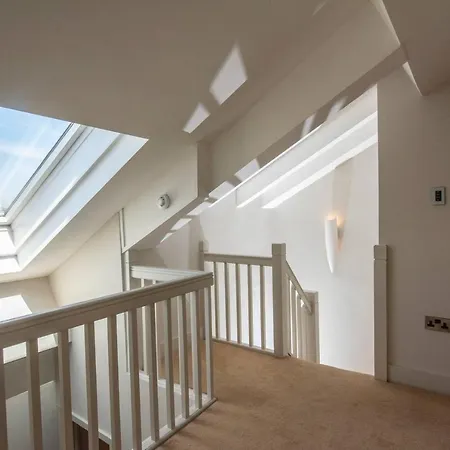 Apartmán Amazing Spacious 2 Bed Duplex Penthouse W Balcony *